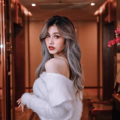 ละคร ทฤษฎีสีชมพู Gap The Series 2565 ในโลกที่ถูกแบ่งแยกด้วยกำแพงแห่งฐานะและชาติตระกูล "ม่อน" เป็นเพียงหญิงสาวธรรมดาที่เงยหน้ามอง "คุณสาม" ดุจดวงดาวอันสูงส่ง ความรักที่ฝังรากลึกตั้งแต่ครั้งเยาว์วัย เมื่อคุณสามยื่นมือเข้ามาในชีวิตอันมืดมิดของเธอ ได้นำพาม่อนมาสู่สมรภูมิแห่งหัวใจในบริษัทเดียวกัน แต่ยิ่งใกล้ชิด คุณสามก็ยิ่งเย็นชาดุจน้ำแข็ง และกำแพงแห่งวัยแปดปี รวมถึงเพศสภาพเดียวกัน ยิ่งทำให้ความปรารถนานั้นดูเหมือนเป็นเพียงภาพลวงตา ความรักครั้งนี้… จะสามารถทลายทุกสิ่งที่ขวางกั้นและพิสูจน์ตัวเองได้หรือไม่ 15