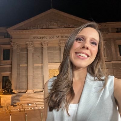 Periodista. Corresponsal política en ABC. También colaboro en TVE y Cope.