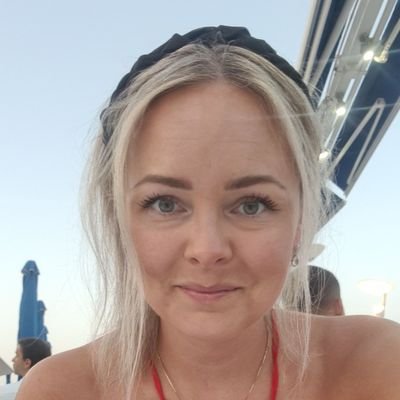 alexandrra's profile picture. tiden läker inte alla sår,
men framtiden är vår