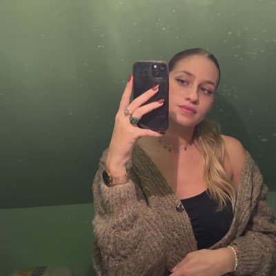 AnglinaFourmy's profile picture. independent feminist and traveling woman