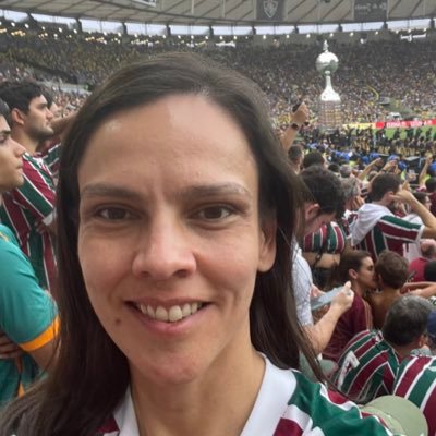 emiliaguim's profile picture. Comigo vou levar as cores que herdei, verde, branco e grená 💚❤️🇭🇺