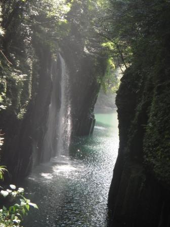 福岡生まれで福岡育ち。食べ歩きと温泉が大好きなおっちゃんです。 なにが縁か、ただいまPTA会長やってます。 子育て真っ最中の父ちゃんです。