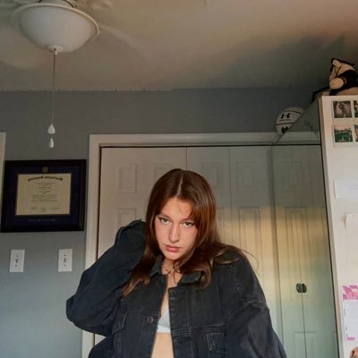 laurenblazaskie's profile picture. idk how twitter is still free