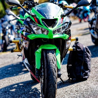 40代初心者ライダーR3.7.18爆誕。愛車21年式ZX6R(エクストリームバイク風カスタム) crazy iron製レースケージとサブケージ。同クリップオンハンドル。CORE moto製ブレーキホース。アクティブ製フェンダーレス。クアッドロック。BEET製マフラー。気軽にフォローして頂けるとフォロバします。