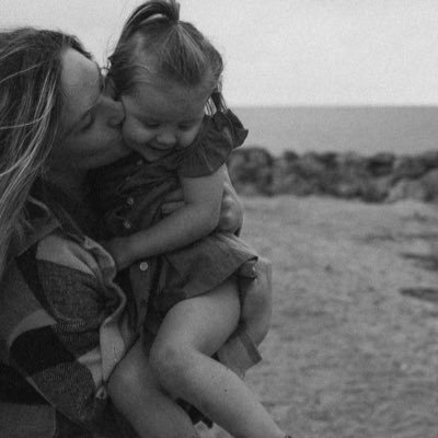 iz_zze's profile picture. a mom, but make it a cool mom