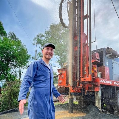 EkseTsibip's profile picture. Never bend your head. Always hold it high. Look the world straight in the eye.