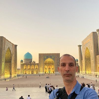 Her şey bu dünyadan ibaret değil...
Kabirde ve hesap gününde dünyalık geçmez...
Aciz, fakir, günahkar bir kul.