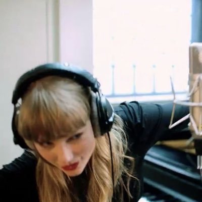 folklix's profile picture. people love an ingénue