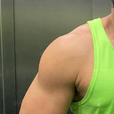 gabriel00100146's profile picture. Me amarro em mamar um macho e sentir uma tora grande e grossa latejando la no fundo