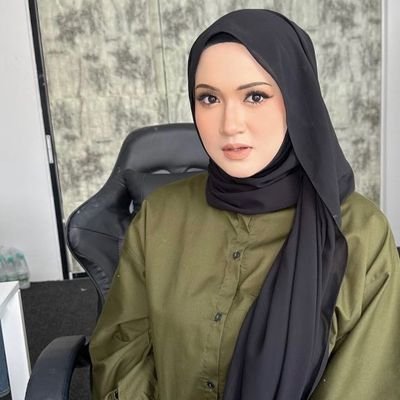 halo semuanya nama saya shedra saya dari malaysia saya seorang guru dan saya juga melakukan usaha kecil-kecilan saya berumur 32 tahun belum menikah