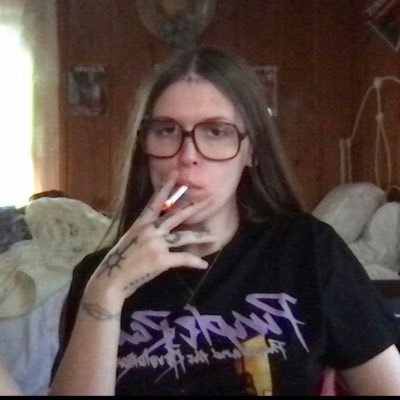effervescentivy's profile picture. she/her, raging stoner gemini