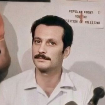 لا تصدّق أن الإنسان ينمو ، لا إنّه يولد فجأةً : كلمةٌ ما ، في لحظة ، تشقّ صدره على نبضٍ جديد ، مشهدٌ واحد يُطوح به من سقف الطفولة إلى وعر الطريق ..
— غسان