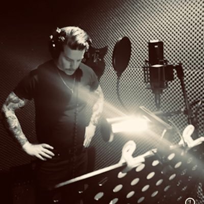 singer/songwriter indie/acoustic, guitarist in the @the_debris_band.