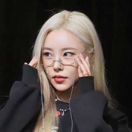 wheeseyo's profile picture. every flower blooms in their own way 🦋 | saw mamamoo! (2.12)