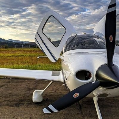 Volátil, amante del lado obscuro.
La aviación como profesión, amante de los libros, la comida y las historias que me lleven más allá de las nubes.