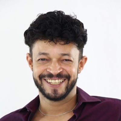 Perfil livre de preconceito. Vejo de tudo e também não vejo nada. Esquerdista, diversidade. Professor e teatro na veia! 🎭 
Direitos Humanos.