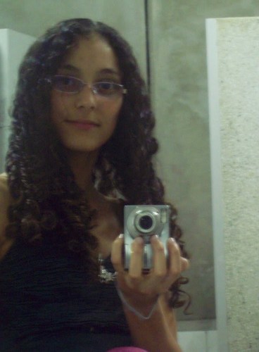 Uma menina com GRANDES sonhos,
So conhecendo pra saber 
Sigo de Volta...