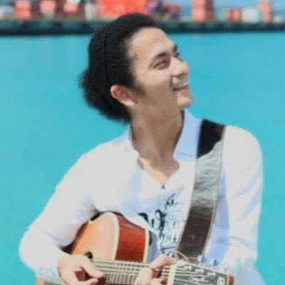 沖縄の離島、宮古島で音楽してます。海より山派。作詞作曲が好き。天パでアフロ。只今ハーモニカの修行中です。仲良くしてね。