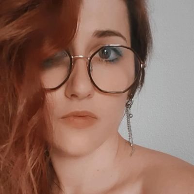 ContiChloe's profile picture. Un monde de gens étranges, tous aussi mystérieux les uns que les autres, aussi réalistes qu'idéalistes, dans un flou des plus total