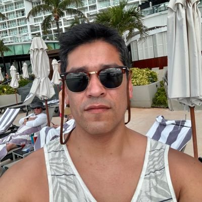 Abogado. Un simple litigante penal que defendió a Carabineros cuando pocos los defendían. El sushi no lleva pepino, nunca.