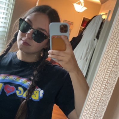 stayatolivia's profile picture. 🥀