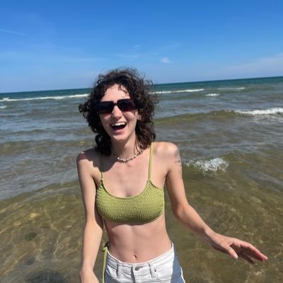 genevievemr85's profile picture. unfortunately back on twitter