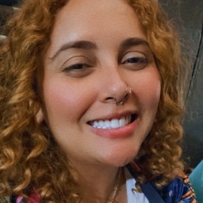 Sou uma pessoa agarrada as experiências e positividade acima de tudo . Prefiro muito a universo de livros e um mundo de ódio. Sou mãe, editora de alma entregue.
