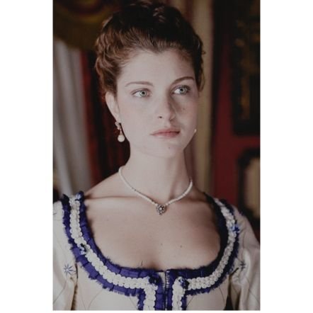 SybillaBridgrpg's profile picture. Divenuta vedova decide di trasferirsi con la sua famiglia a Londra dopo un anno dal lutto  e va a vivere non lontano da sua cognata Violet. Ha 39 anni !