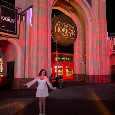 hi i’m ella :) | obsessed with hhn | future uotm :) | UOAP🌎