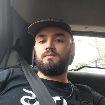 Ferrum26_'s profile picture. computeiro (in)feliz 
pooping and walking