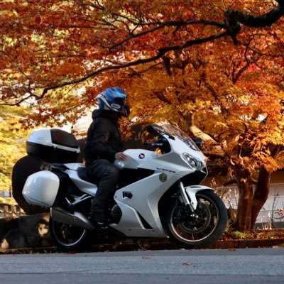 あるモトブロガーに刺激を受けVＦR800Ｆに出会った中年短足おっさんライダー。 2016.4普二、2017.5大二。 2017.12VFR800F、2020.5カブ110。 2020.11，2021.10，2022.5SSTR。 2023.5🗻、2023.8🛸。 2024.1佐多岬。 フォロバは気まぐれ🙏