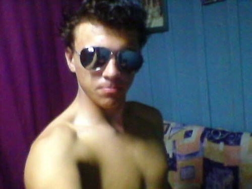 Um amigo verdadeiro é alguém que chega quando todos os demais se vão, e se fica quando todos os demais desapareceram. Graças por ser meu amigo.