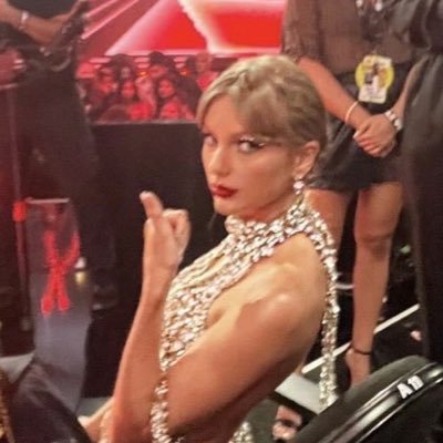 new account!! been a swiftie since 2006!! evermore & lover stan 🤎🤎