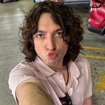 DailyComeau's profile picture. Daily pics of @juliancomeau not anymore