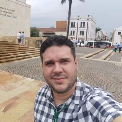 34 | Ciudadano del mundo 🌎 | Periodista | Futuro Sociólogo | Humanista 📚🤝 | En el piano; músico New Age 🎼 |