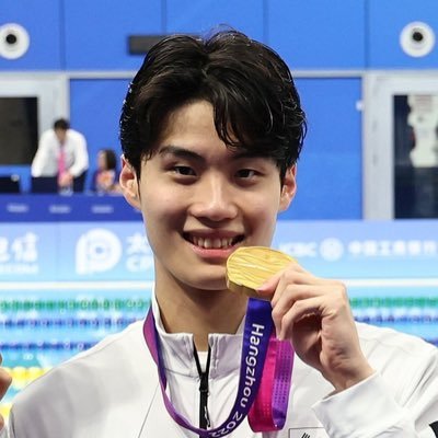 We provide English updates, content and translations of Korean swimmer Hwang Sunwoo. This account is not affiliated with the athlete and his team.