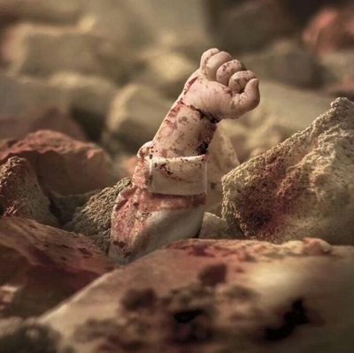 كَمْ ذَا نُبَالِغُ فِي كِتمَانِ مَانَجِدُ
لَا الرُّوحُ تَحمِلُ شَكوَانَا ولَاالجَسَدُ
نَسيرُوالدَّربُ أشوَاك ٌوفِي يدِنَا
جَمْرٌ وفي قلبِنَا الأوجَاعُ واڷكمدُ
