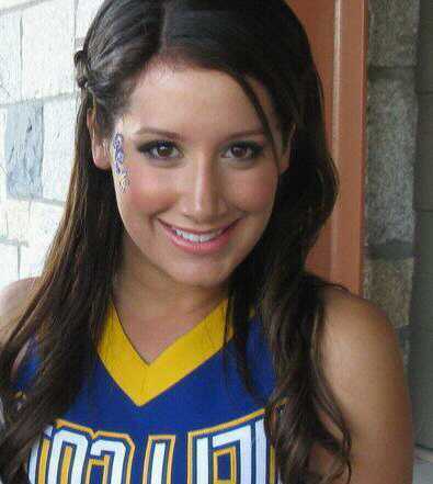 Mady_Evenson_'s profile picture. (RP account, OC) Hi I'm Mady! I like bubbles, boys, pink, and performing! Single and looking!(Not affiliated with Ashley Tisdale)