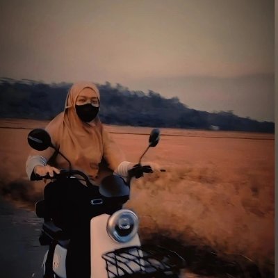 apl_dewi91284's profile picture. Jadilah diri sendiri,,mencintai diri sendiri,sayangi diri sendiri,,kuatkan dan bangkit kalo bukan diri sendiri.