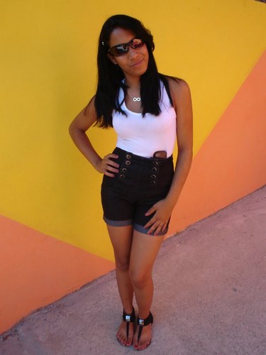 Leonina , 14 anos , Namorando com o #Arthur s2 & mt Feliiiz *-*  que saber mais ? segue ;p