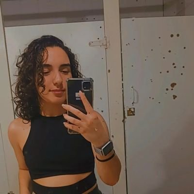 22 años/Estudiante de Diseño Grafico/El estrés es mi mood 24/7✨️