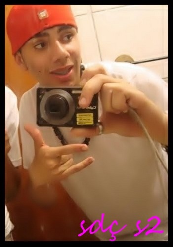 é que hoje eu não sou de ninguém , não sou de ninguém  ♪
