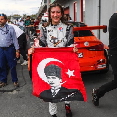 🏎️ Türkiye Pist Şampiyonası’nda yarış kazanan ilk kadın pilot! 🥇x 2 👩🏻‍💻 Kıdemli Marka Müdürü @pepsicoturkiye