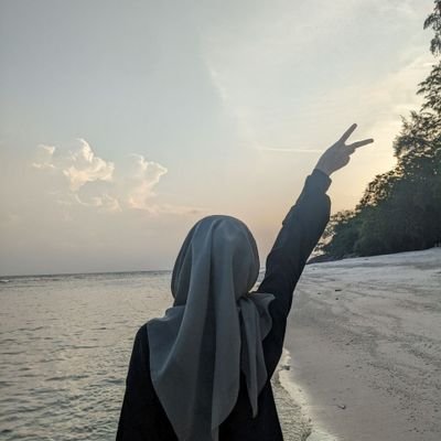 shahiraroslan_'s profile picture. Who?