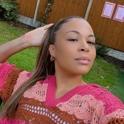 nadineeva_'s profile picture. I tweet about reality tv.