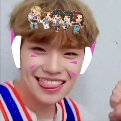 that one oomf who dont play about miyawaki sakura and kim taerae