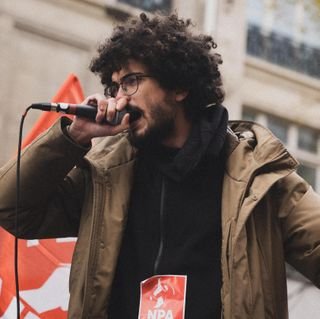 Étudiant à la fac de Nanterre. Communiste révolutionnaire, porte-parole du NPA Jeunes et président de l'UNEF Nanterre. Dominicano.