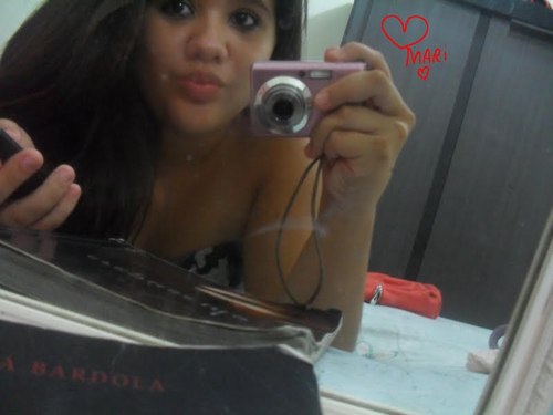 Não se preocupe com quem eu sou
& sim do que eu sou capaz (66,
Não mudo para agradar os outros,
faço tudo do meu jeito
& sou muito feliz assim :}