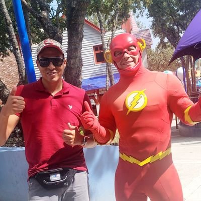 consultor fiscal, padre de dos hermosos hijos, esposo genial y empresario enérgico.