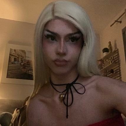 beautiful, intelligent, talented, charming and hot!                           
     
drag: yourdolldahlia ★